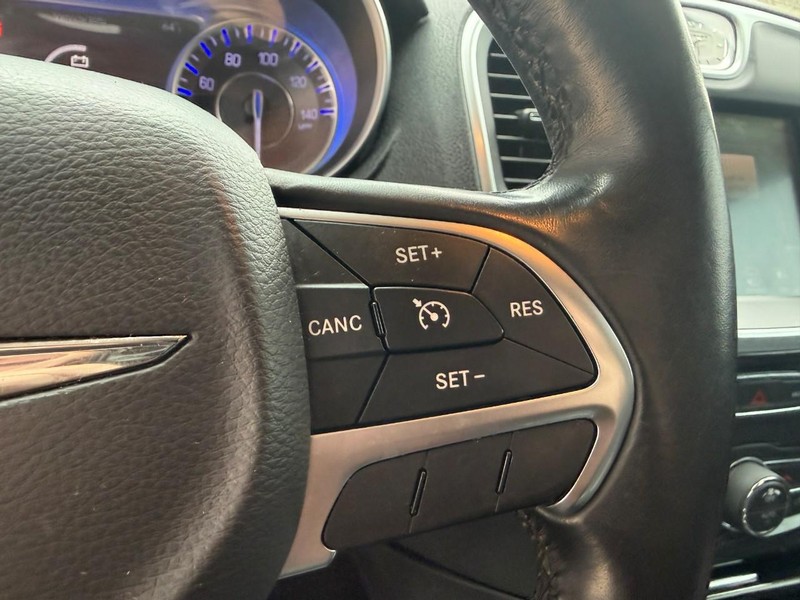 Chrysler 300 Vehicle Image 22