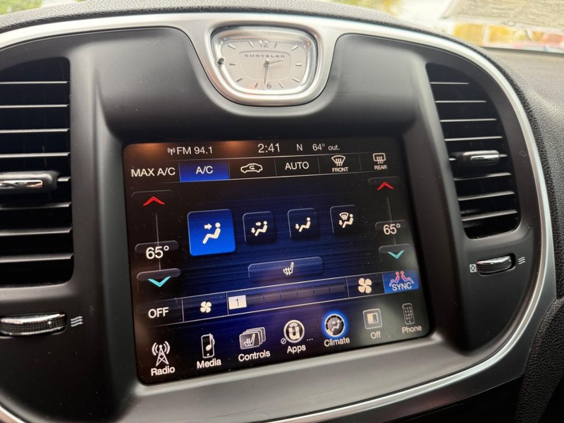 Chrysler 300 Vehicle Image 26