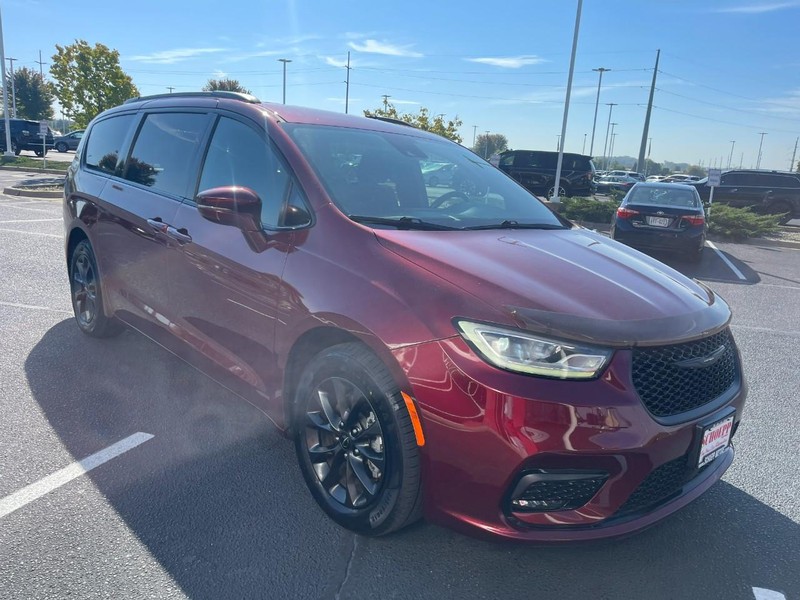 2021 Chrysler Pacifica Touring photo 2