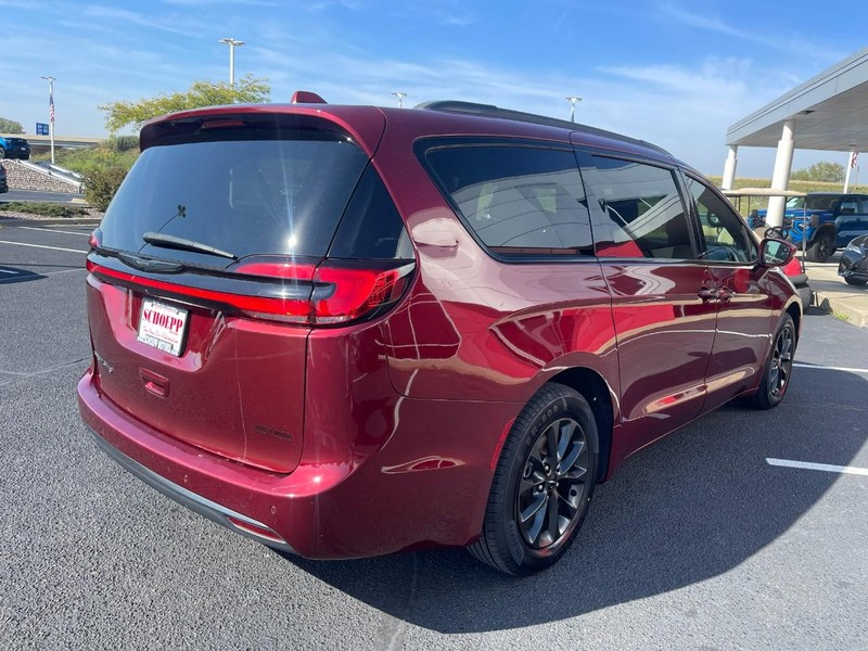 2021 Chrysler Pacifica Touring photo 3