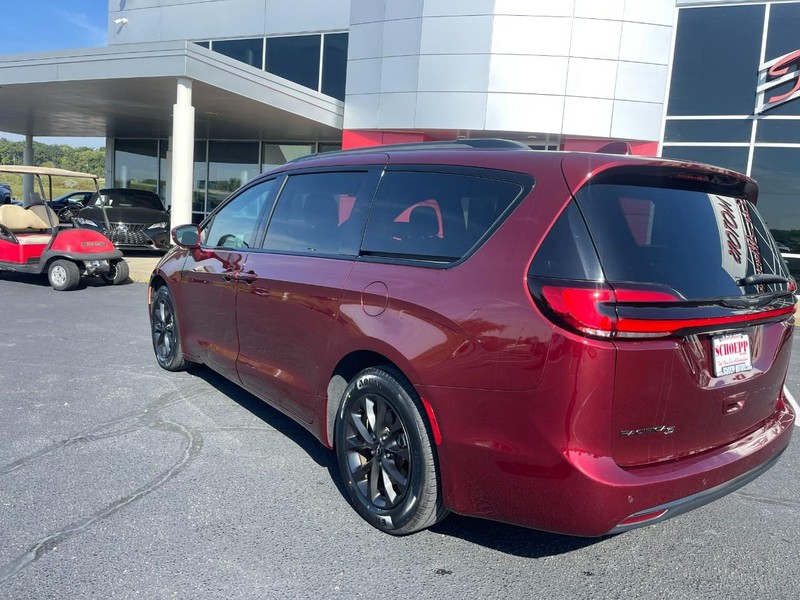 2021 Chrysler Pacifica Touring photo 4