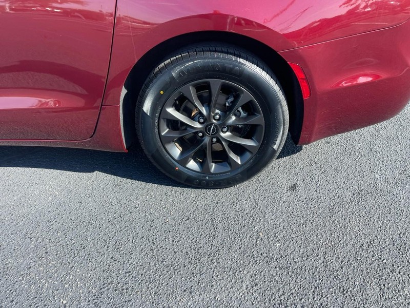 2021 Chrysler Pacifica Touring photo 5