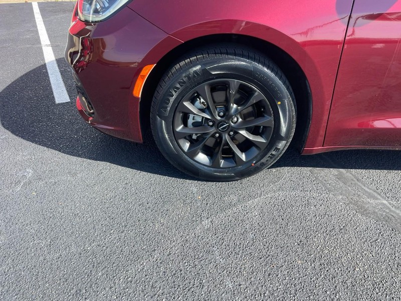 2021 Chrysler Pacifica Touring photo 6