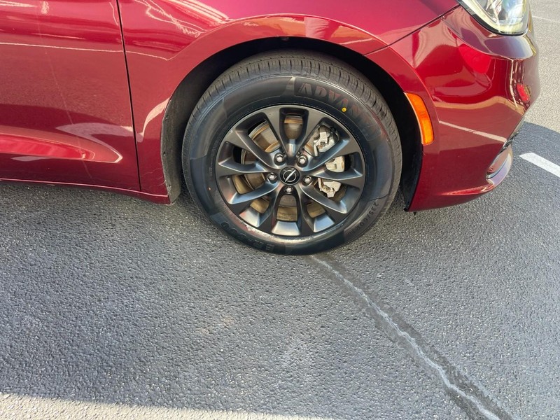 2021 Chrysler Pacifica Touring photo 7