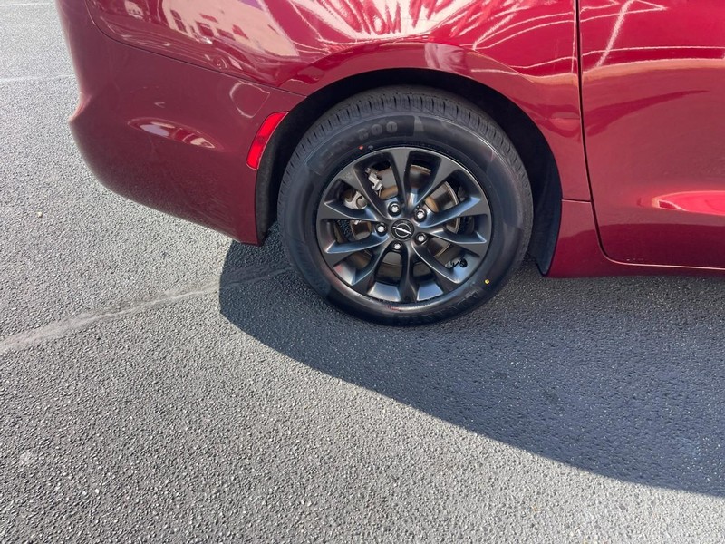 2021 Chrysler Pacifica Touring photo 8