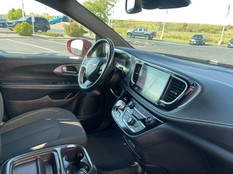 2021 Chrysler Pacifica Touring photo 9