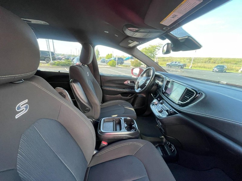 2021 Chrysler Pacifica Touring photo 10