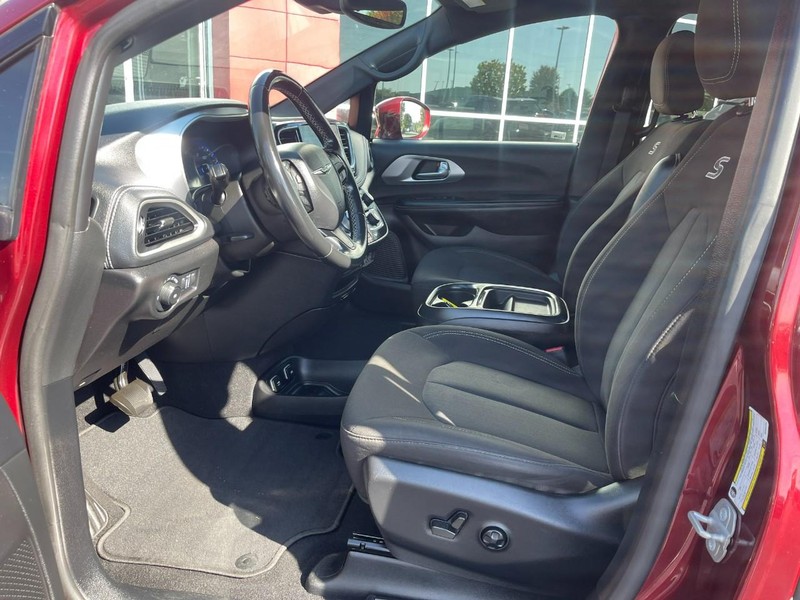 2021 Chrysler Pacifica Touring photo 17