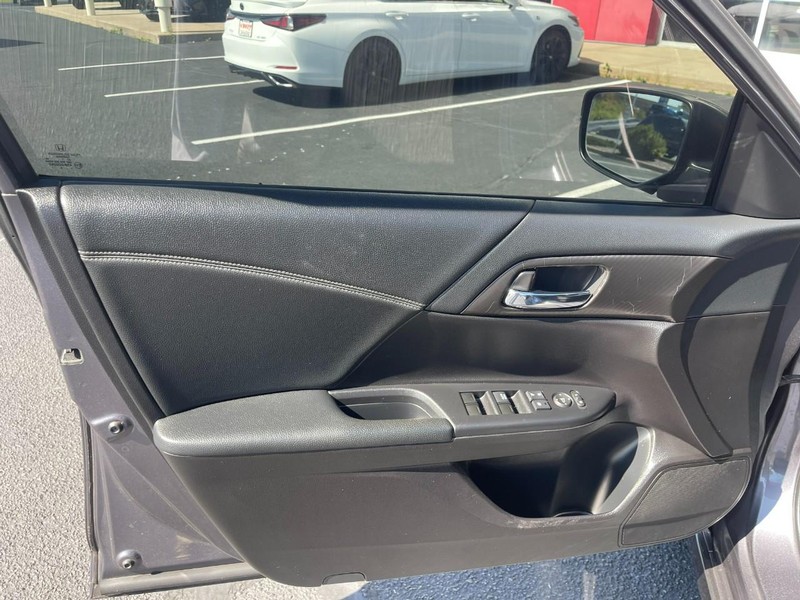 Honda Accord Sedan Vehicle Image 18