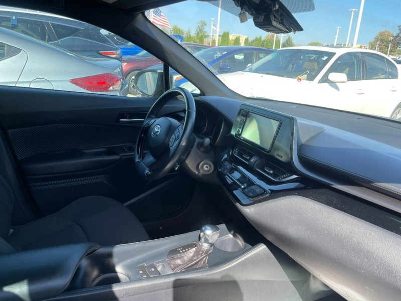 Toyota C-HR Vehicle Image 02