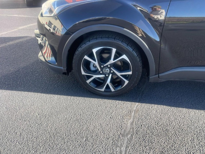 Toyota C-HR Vehicle Image 06