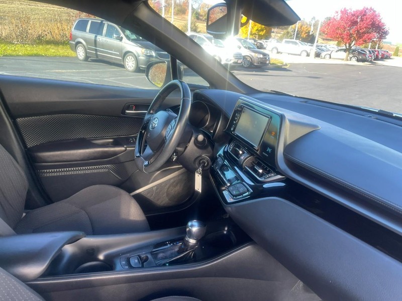 Toyota C-HR Vehicle Image 09