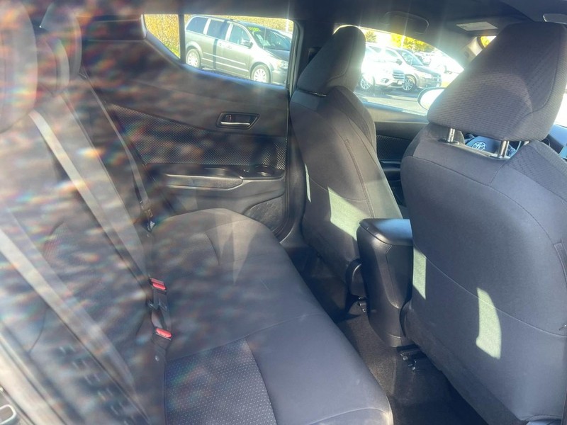 Toyota C-HR Vehicle Image 11
