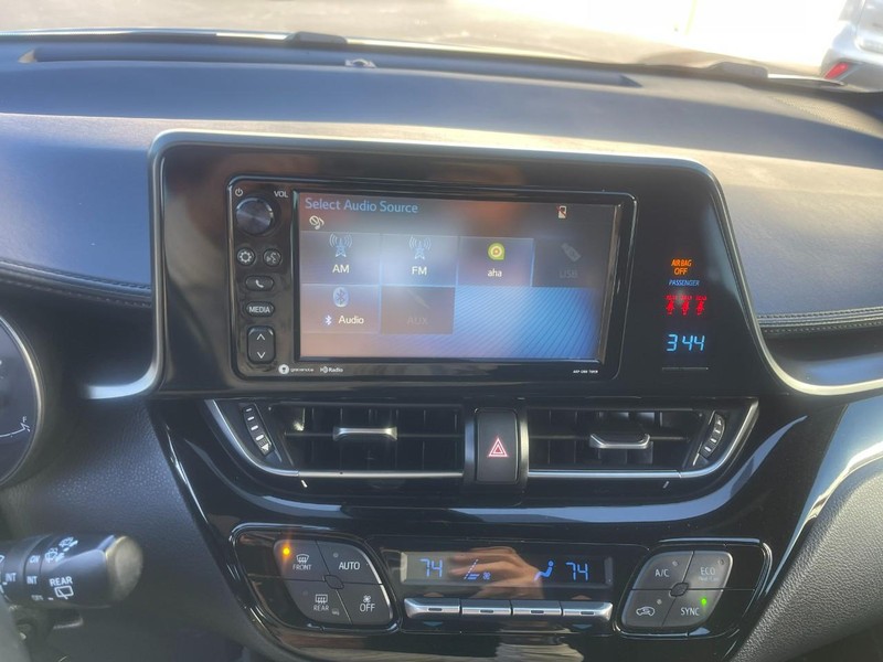 Toyota C-HR Vehicle Image 18