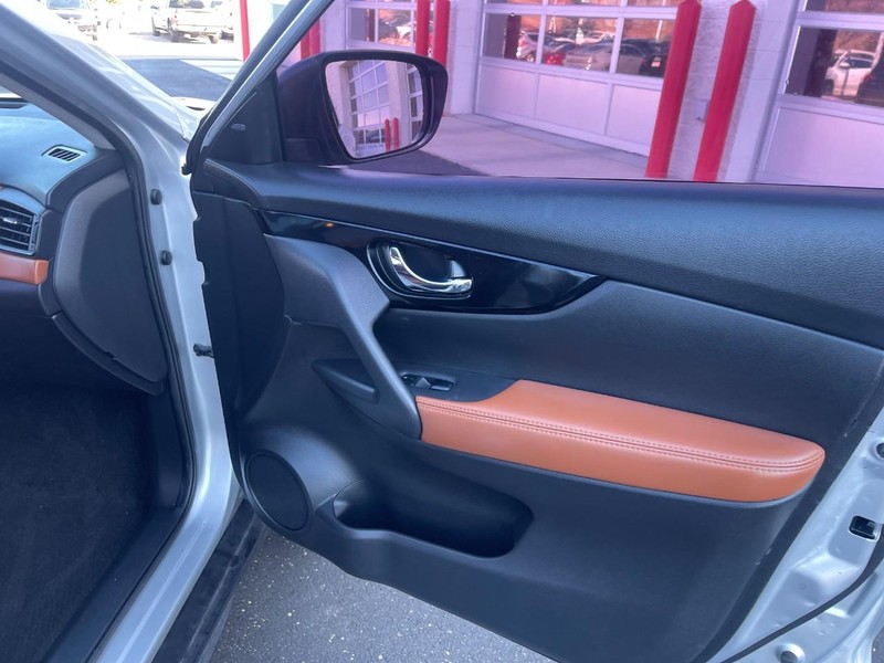 Nissan Rogue Vehicle Image 09