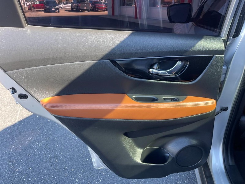 Nissan Rogue Vehicle Image 15