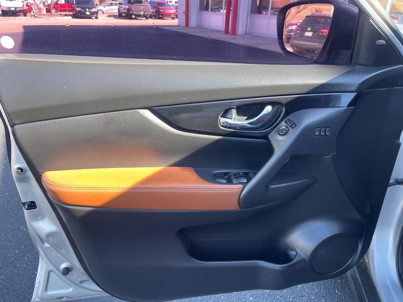 Nissan Rogue Vehicle Image 17