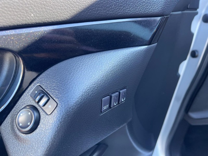 Nissan Rogue Vehicle Image 18