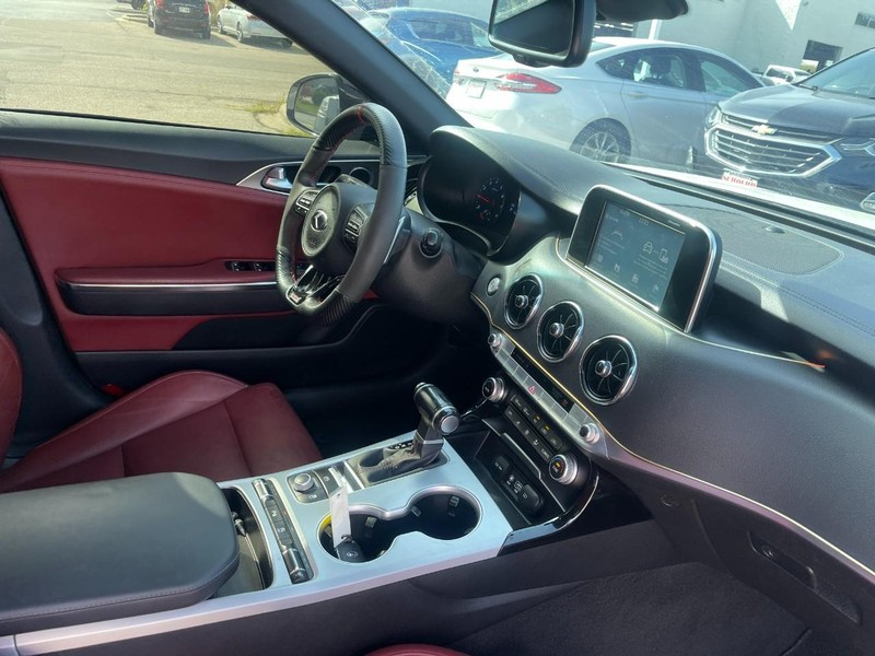 Kia Stinger Vehicle Image 02