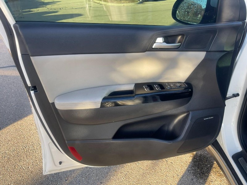 Kia Sportage Vehicle Image 17
