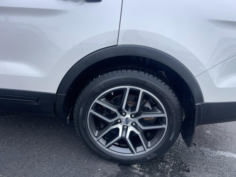 Ford Explorer Vehicle Image 05