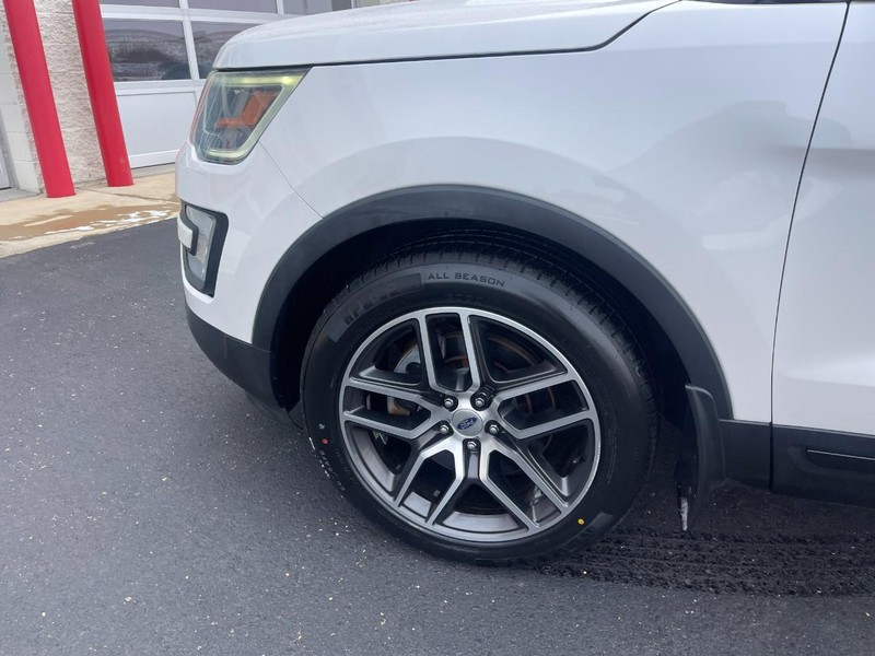 Ford Explorer Vehicle Image 06