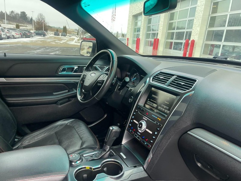 Ford Explorer Vehicle Image 09