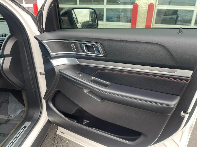 Ford Explorer Vehicle Image 12