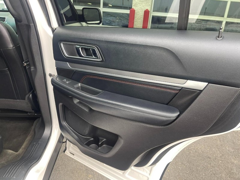 Ford Explorer Vehicle Image 15