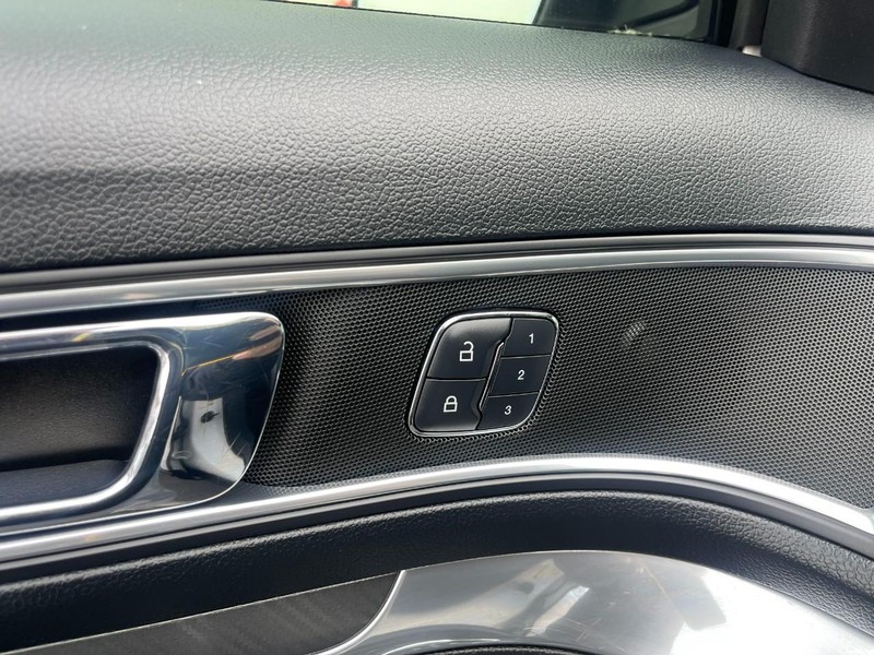 Ford Explorer Vehicle Image 21