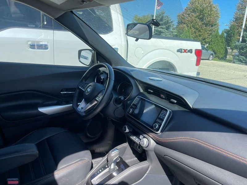 Nissan Kicks Vehicle Image 02
