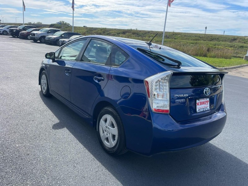 2011 Toyota Prius Three photo 2