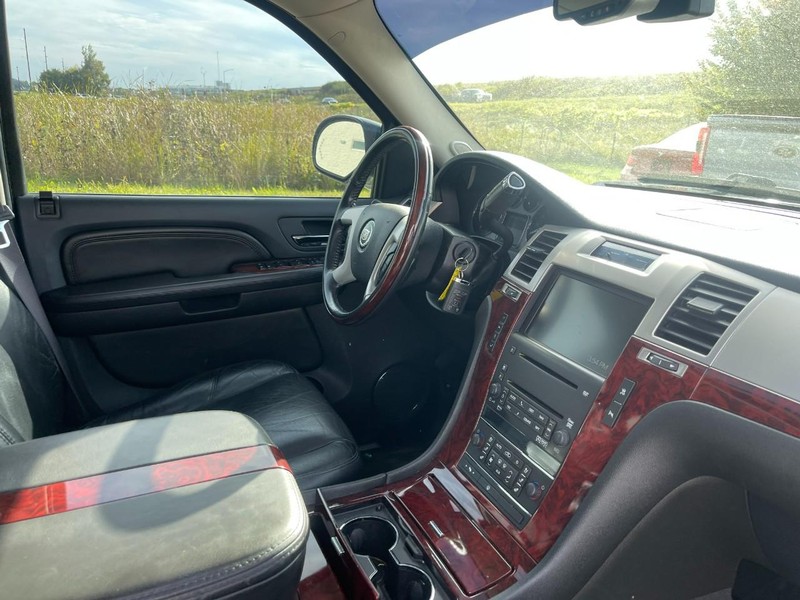 Cadillac Escalade Vehicle Image 02