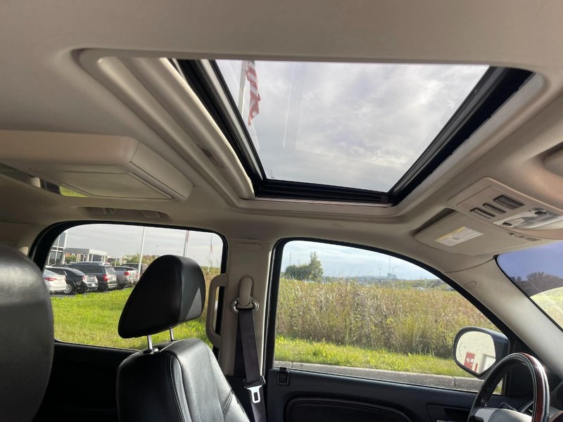Cadillac Escalade Vehicle Image 03
