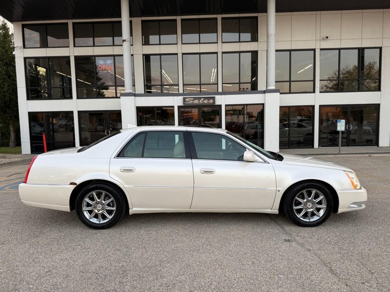 2010 Cadillac DTS Luxury photo 4