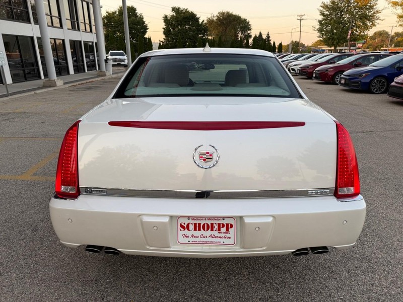 2010 Cadillac DTS Luxury photo 6