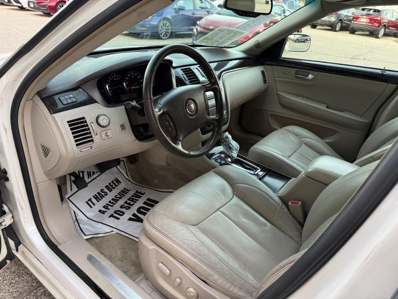 2010 Cadillac DTS Luxury photo 10