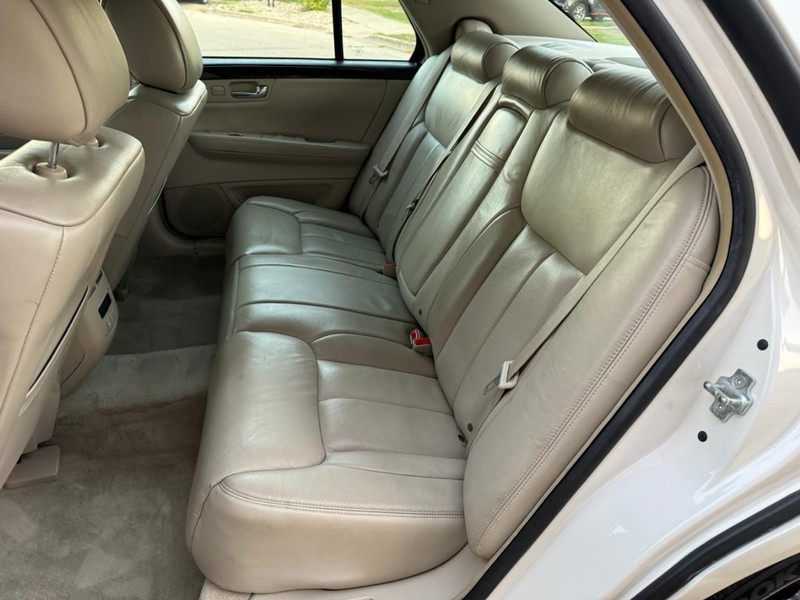 2010 Cadillac DTS Luxury photo 11
