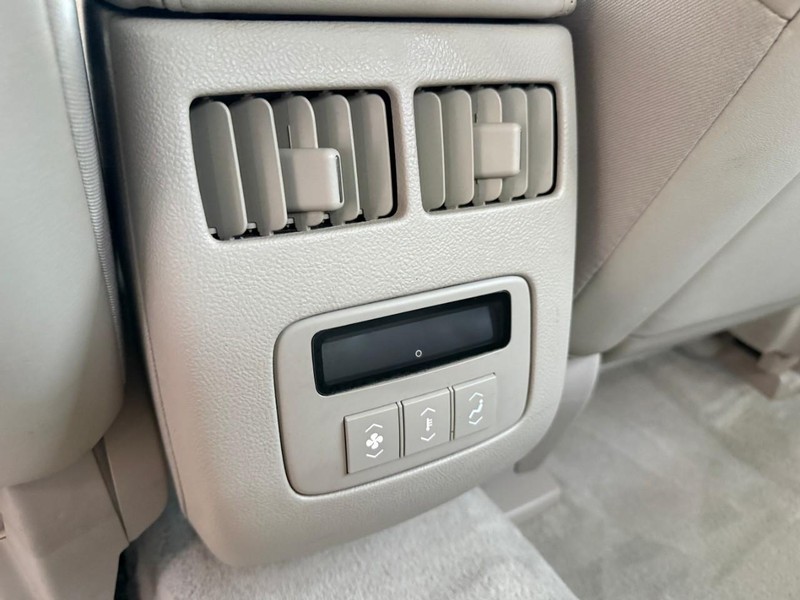 2010 Cadillac DTS Luxury photo 13