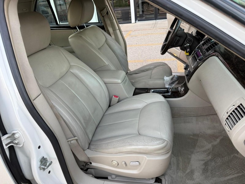 2010 Cadillac DTS Luxury photo 16