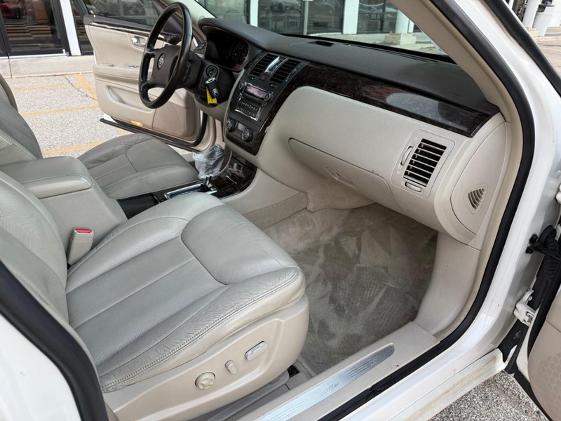 2010 Cadillac DTS Luxury photo 17