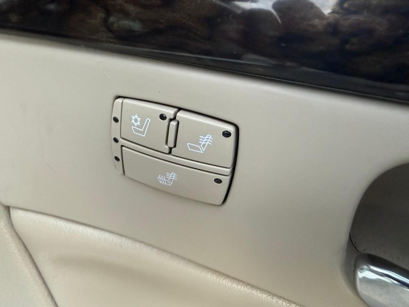 2010 Cadillac DTS Luxury photo 18