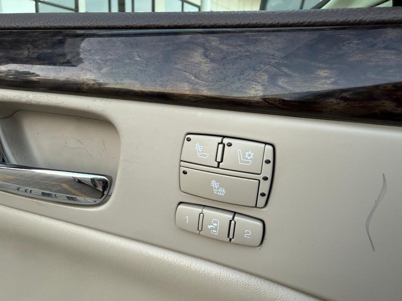 2010 Cadillac DTS Luxury photo 19