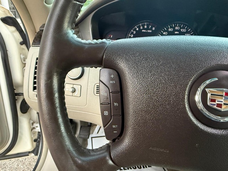 Cadillac DTS Vehicle Image 21