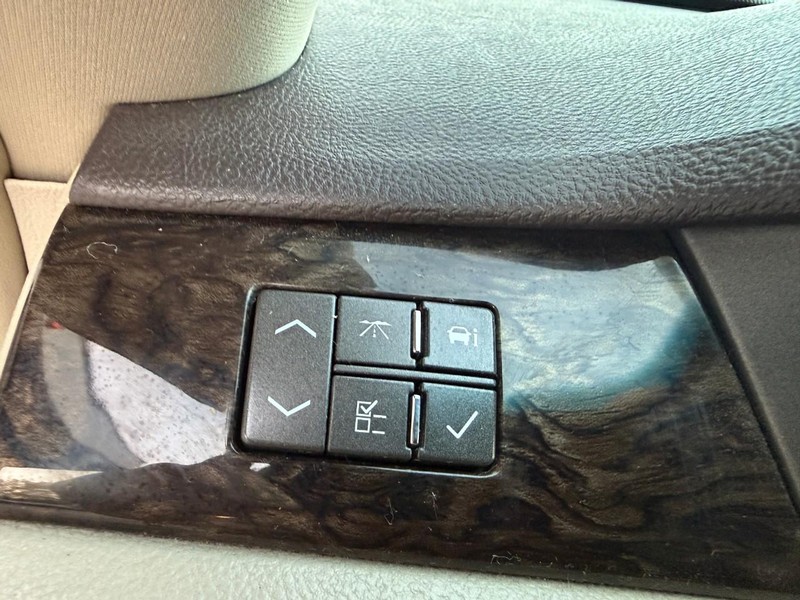 Cadillac DTS Vehicle Image 23