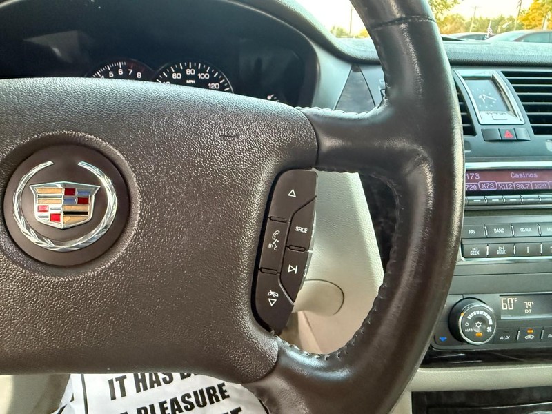 Cadillac DTS Vehicle Image 25