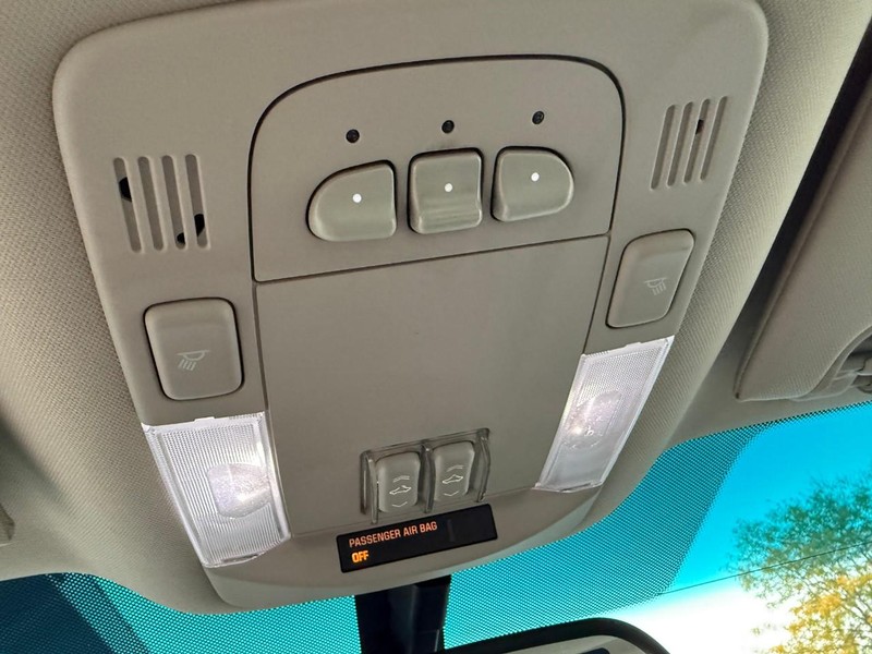 Cadillac DTS Vehicle Image 29