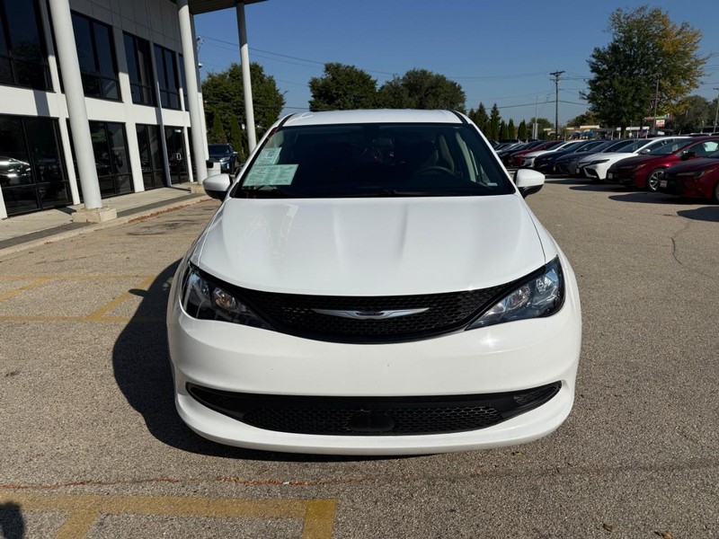 2022 Chrysler Voyager LX photo 2