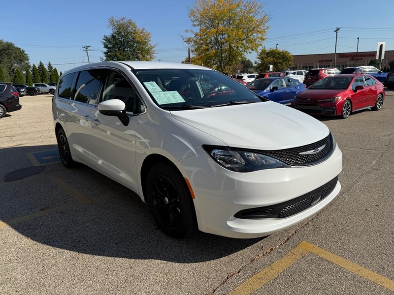 2022 Chrysler Voyager LX photo 3