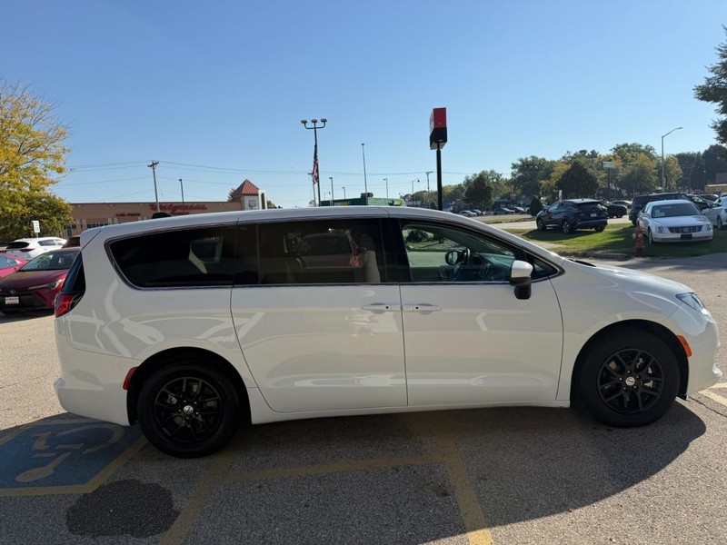 2022 Chrysler Voyager LX photo 4